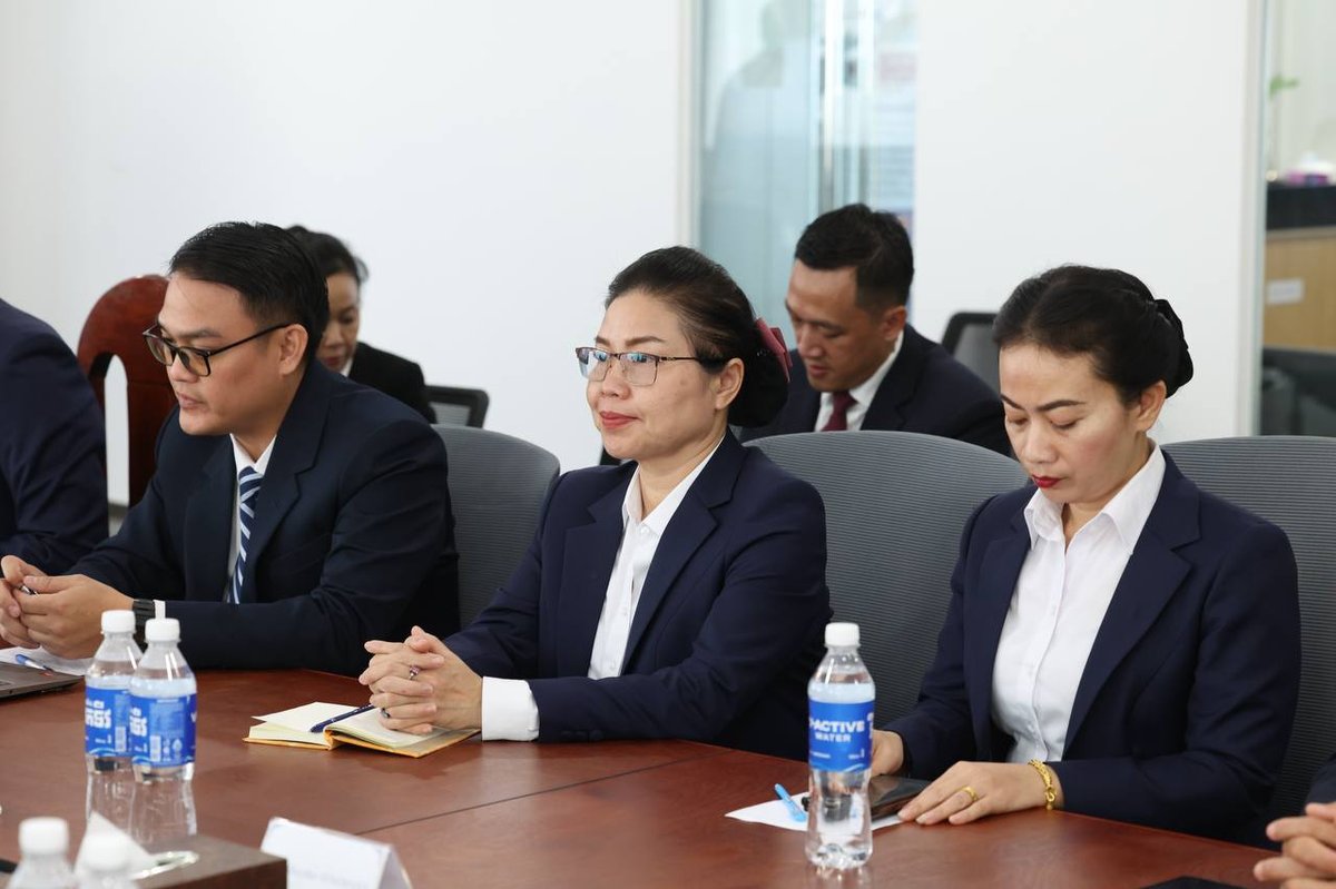 洪玛尼率团会见老挝青年代表团 签署合作备忘录