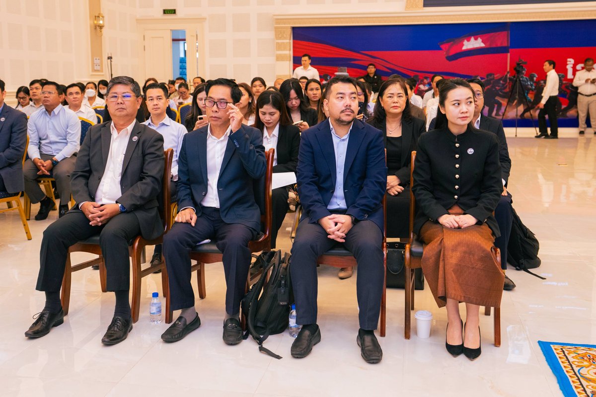 友利银行总裁访柬与国家银行行长会谈