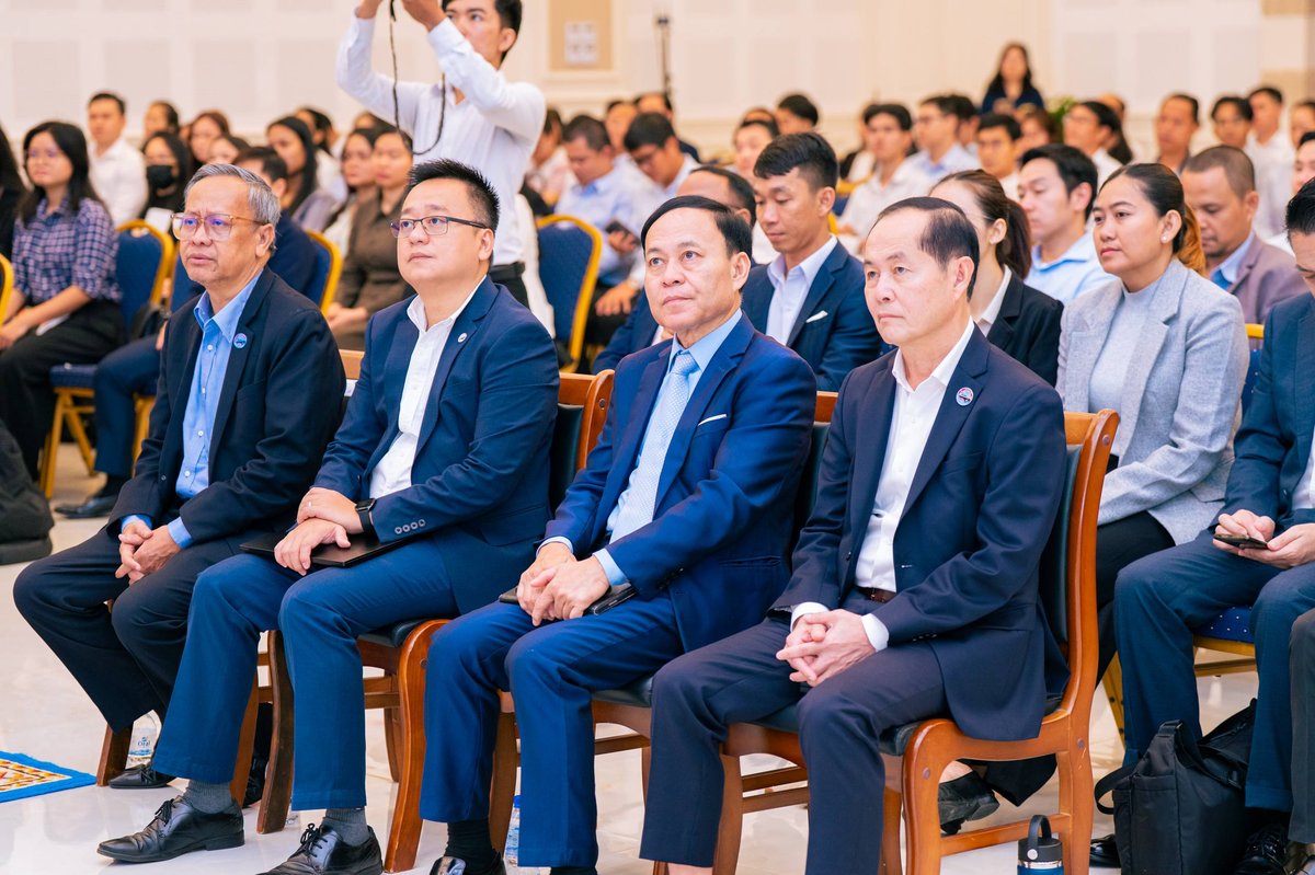 友利银行总裁访柬与国家银行行长会谈