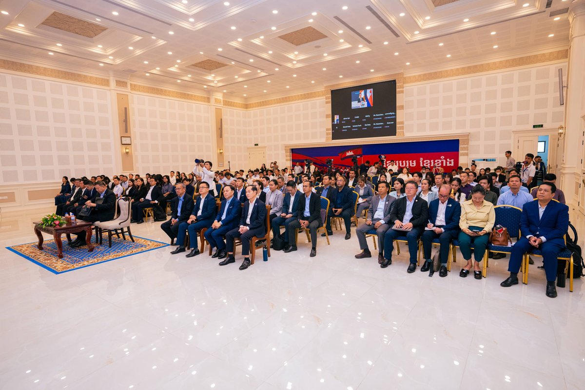 友利银行总裁访柬与国家银行行长会谈