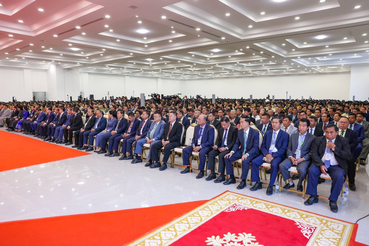 洪玛奈出席马德望UME大学毕业典礼 2001名学生获学位