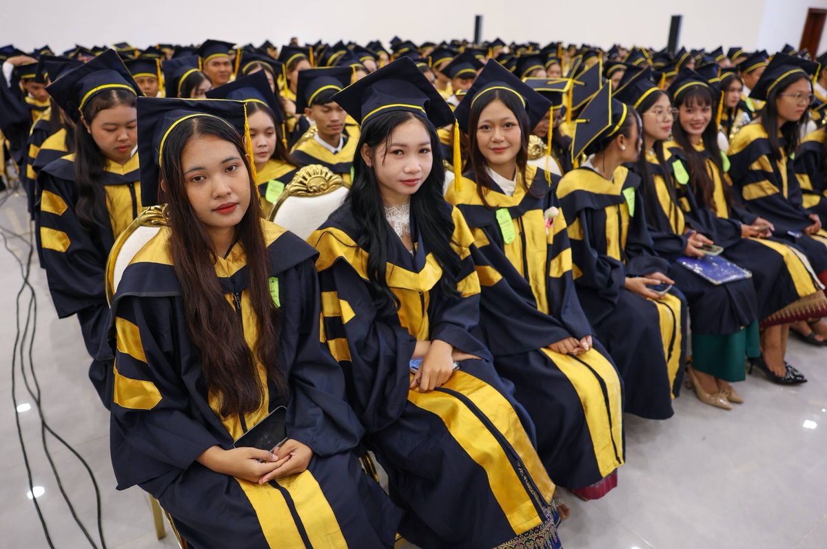 洪玛奈出席马德望UME大学毕业典礼 2001名学生获学位