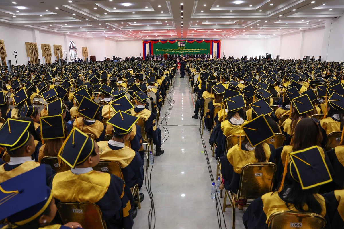 洪玛奈出席马德望UME大学毕业典礼 2001名学生获学位