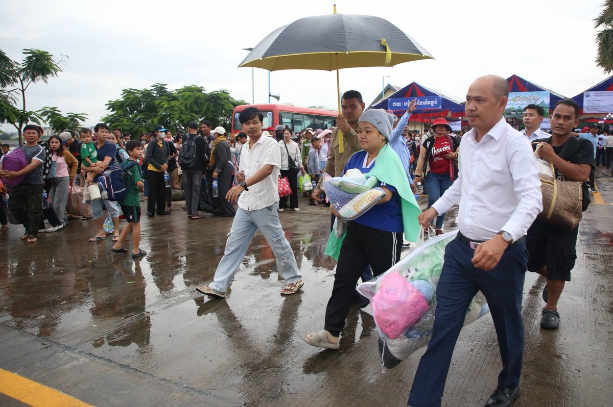 亡人节期间金边提供免费返乡公交服务