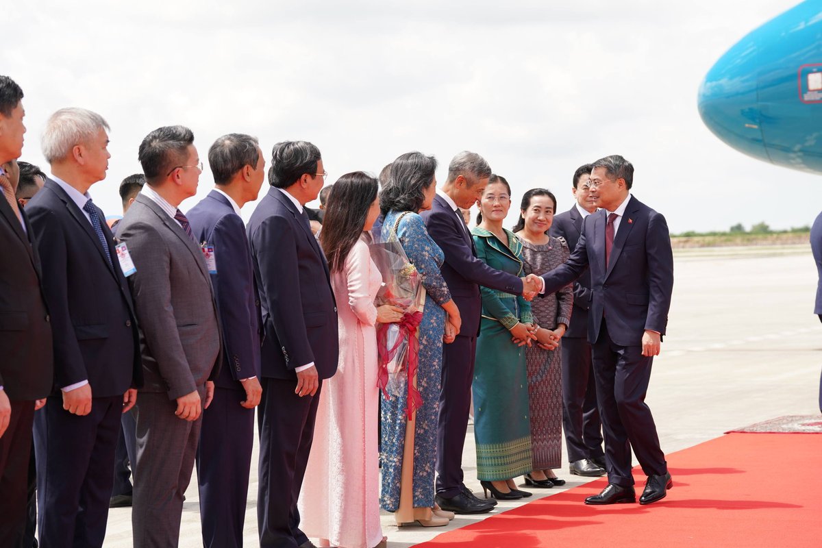 越南总理抵达德崇国际机场开启正式访问