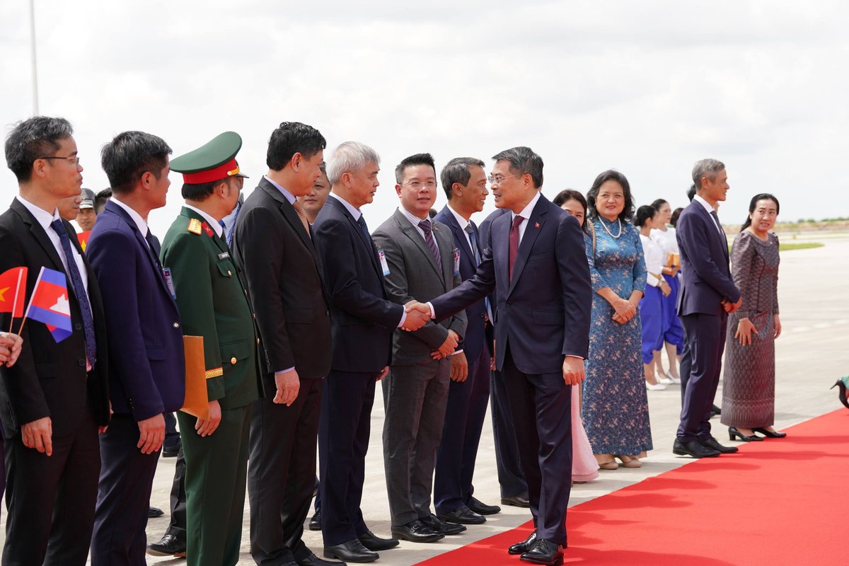 越南总理抵达德崇国际机场开启正式访问