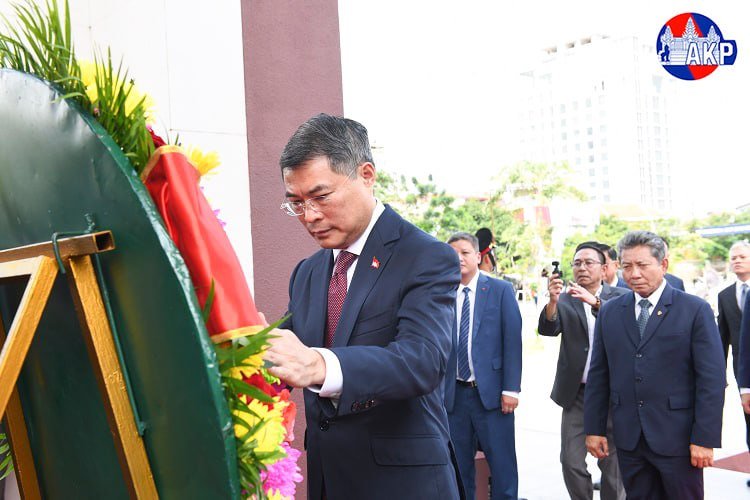 越南总理访问柬埔寨并向已故国王致敬