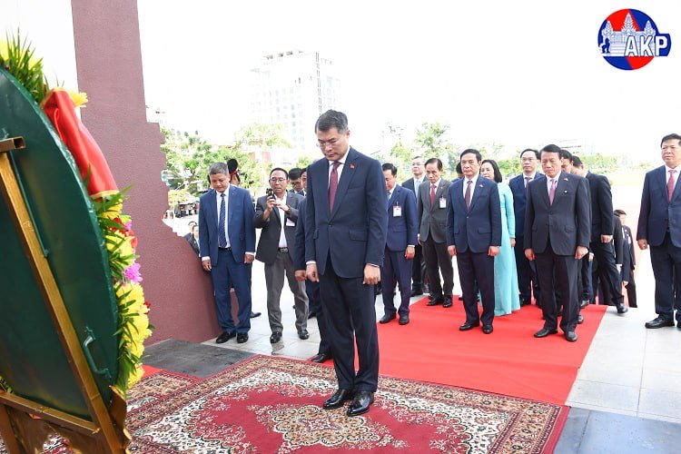 越南总理访问柬埔寨并向已故国王致敬