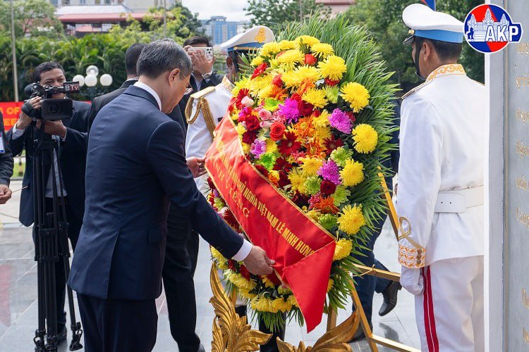 越南总理黎明兴赴柬越友谊纪念碑敬献花圈