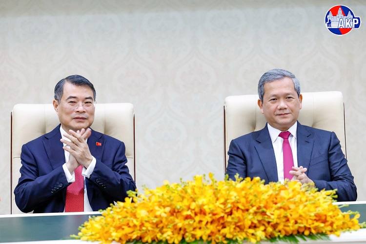 柬埔寨首相洪玛奈与越南总理范明政共同主持仪式,双方签署了6项