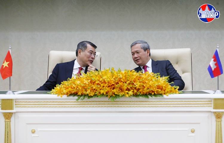 柬埔寨首相洪玛奈与越南总理范明政共同主持仪式,双方签署了6项