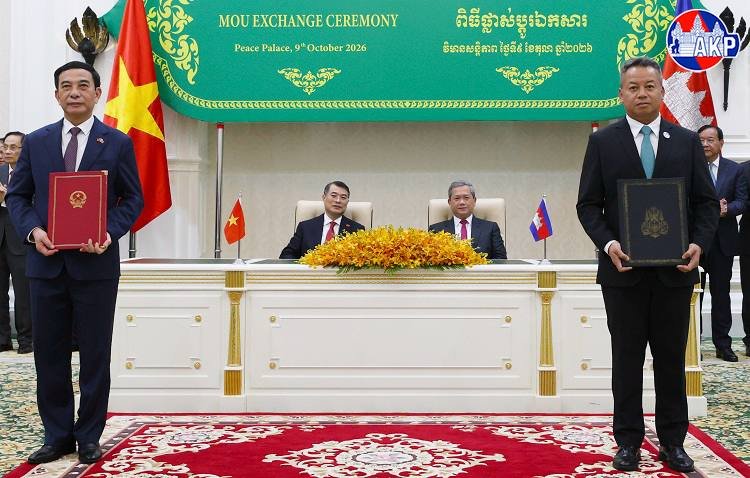 柬埔寨首相洪玛奈与越南总理范明政共同主持仪式,双方签署了6项