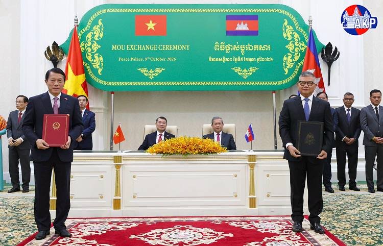 柬埔寨首相洪玛奈与越南总理范明政共同主持仪式,双方签署了6项