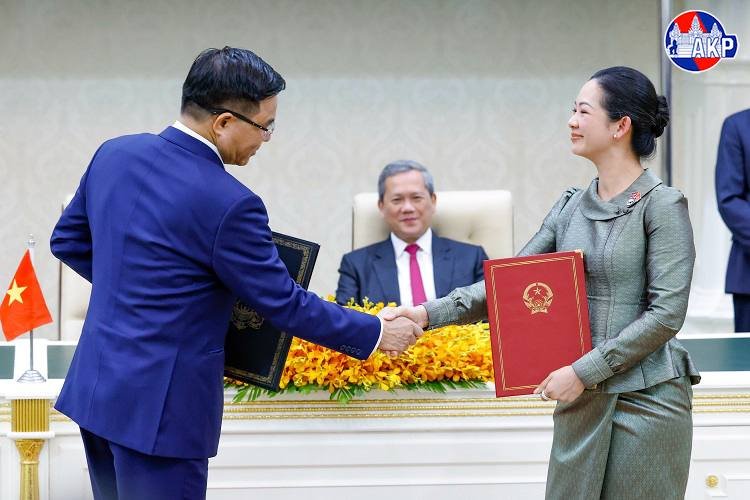 柬埔寨首相洪玛奈与越南总理范明政共同主持仪式,双方签署了6项
