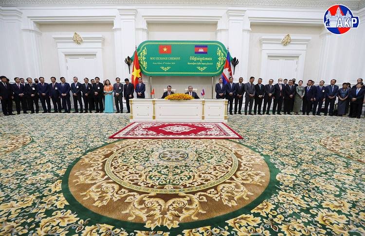 柬埔寨首相洪玛奈与越南总理范明政共同主持仪式,双方签署了6项