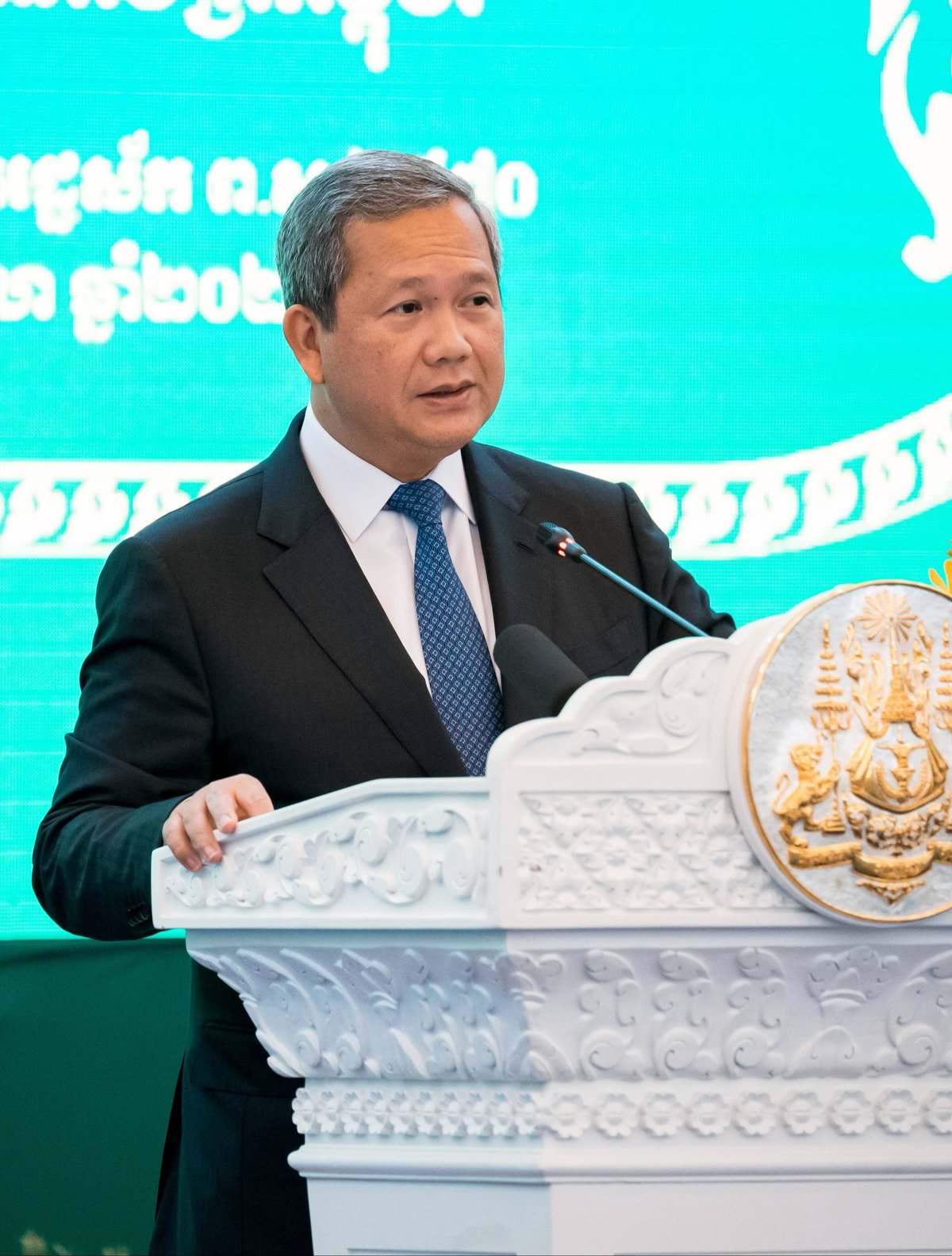 柬埔寨总理洪玛奈在和平大厦设宴,欢迎越南总理黎明兴率团对柬埔