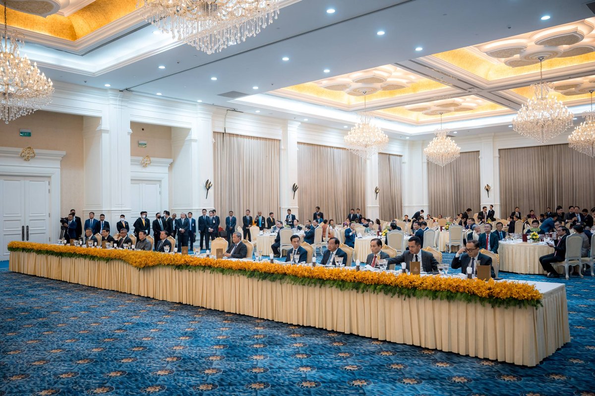 柬埔寨总理洪玛奈在和平大厦设宴,欢迎越南总理黎明兴率团对柬埔
