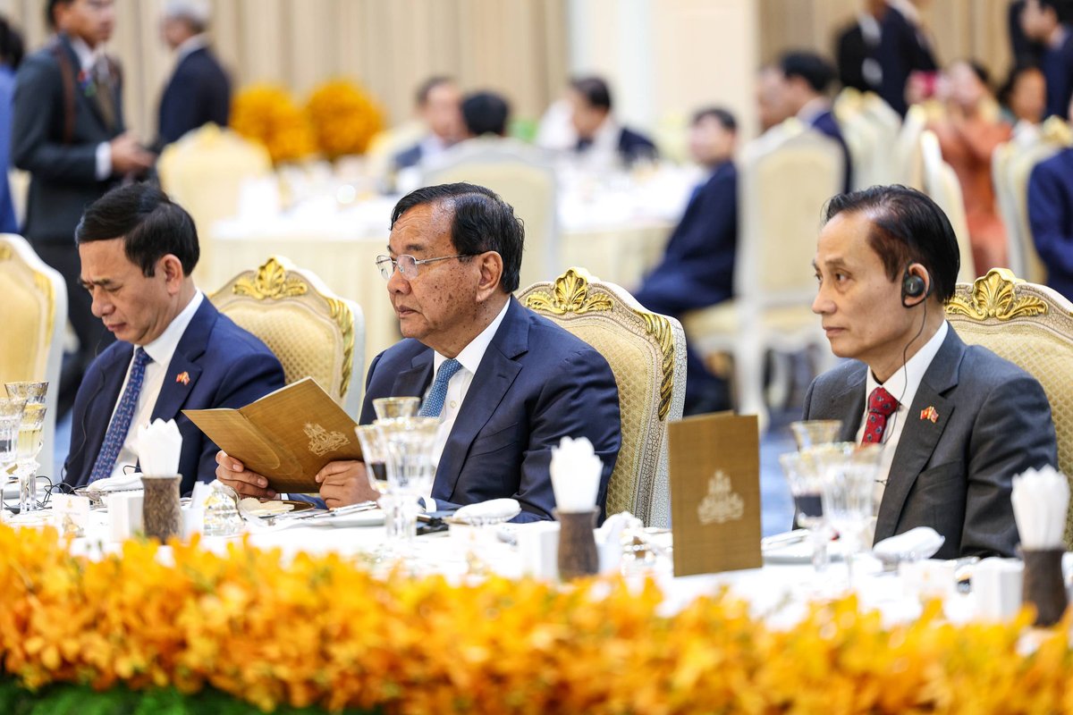 柬埔寨总理洪玛奈在和平大厦设宴,欢迎越南总理黎明兴率团对柬埔