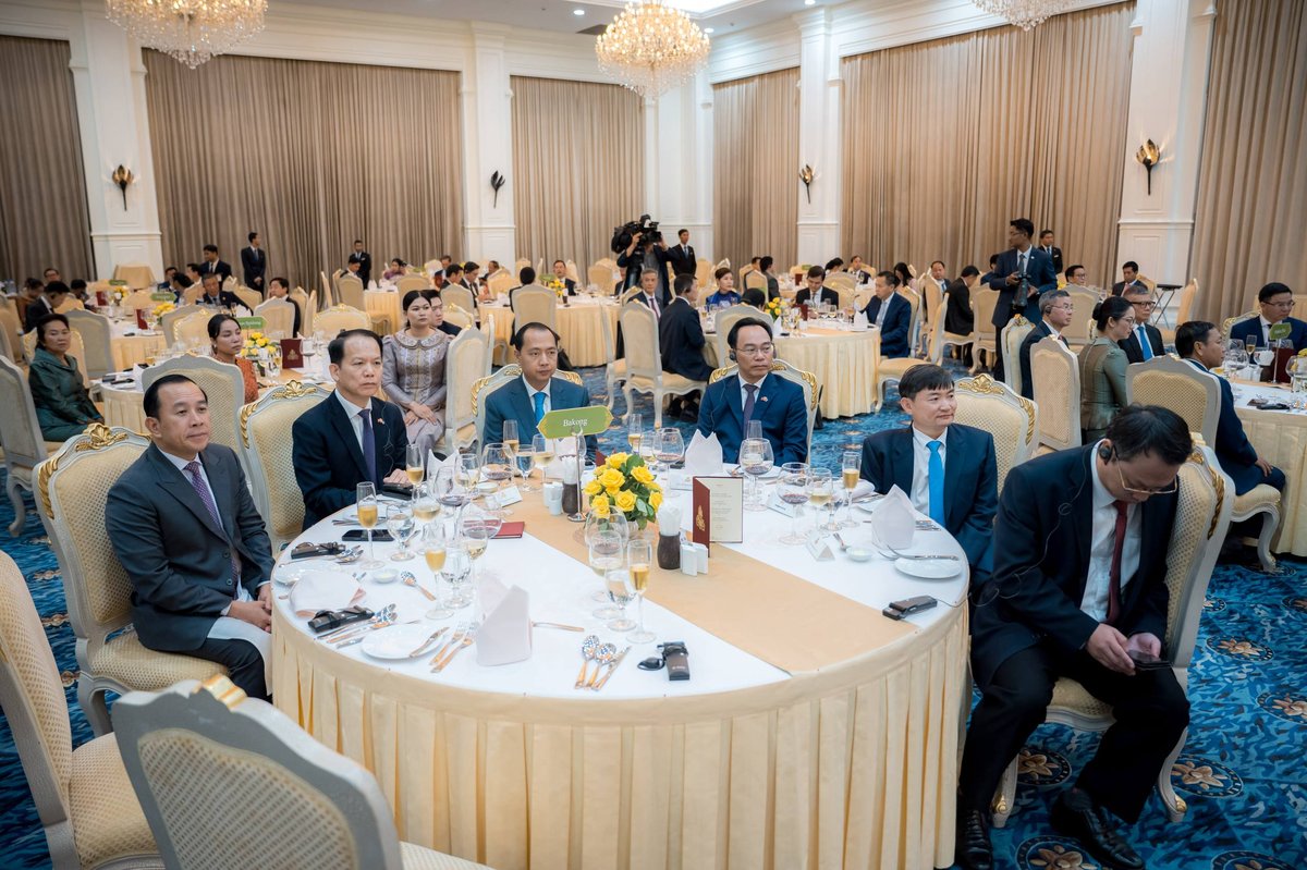 柬埔寨总理洪玛奈在和平大厦设宴,欢迎越南总理黎明兴率团对柬埔