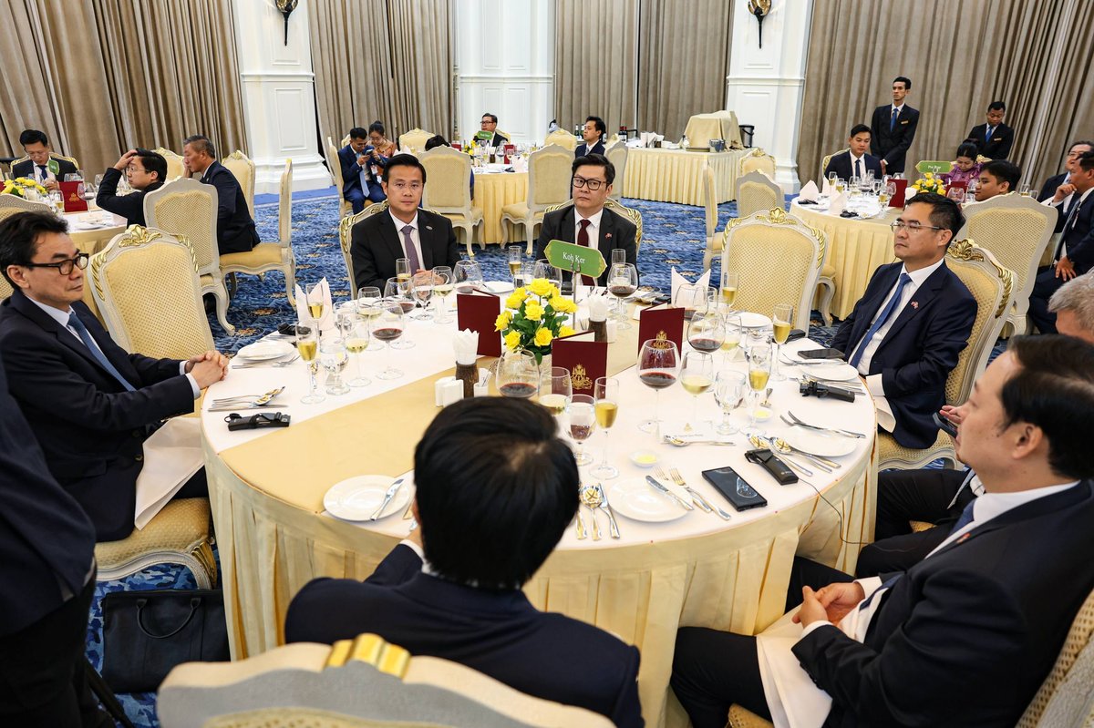 柬埔寨总理洪玛奈在和平大厦设宴,欢迎越南总理黎明兴率团对柬埔