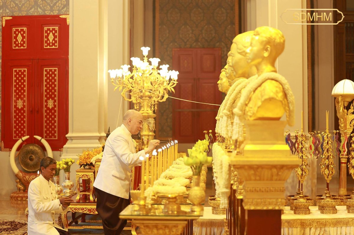 西哈莫尼国王主持亡人节第13天祭祀仪式