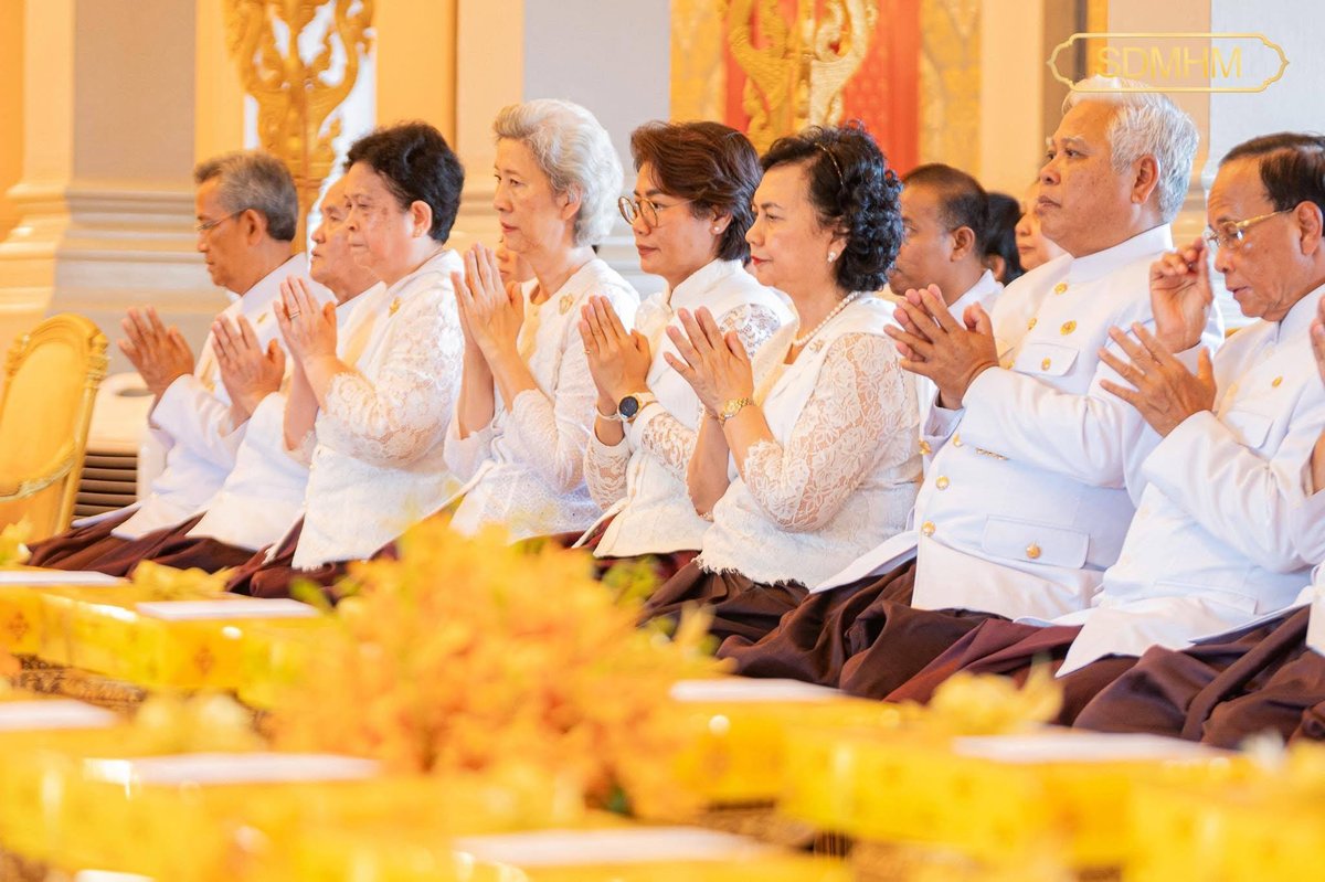 西哈莫尼国王主持亡人节第13天祭祀仪式