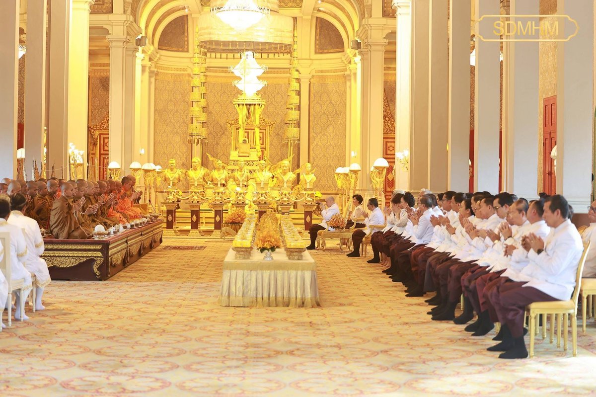 西哈莫尼国王主持亡人节第13天祭祀仪式