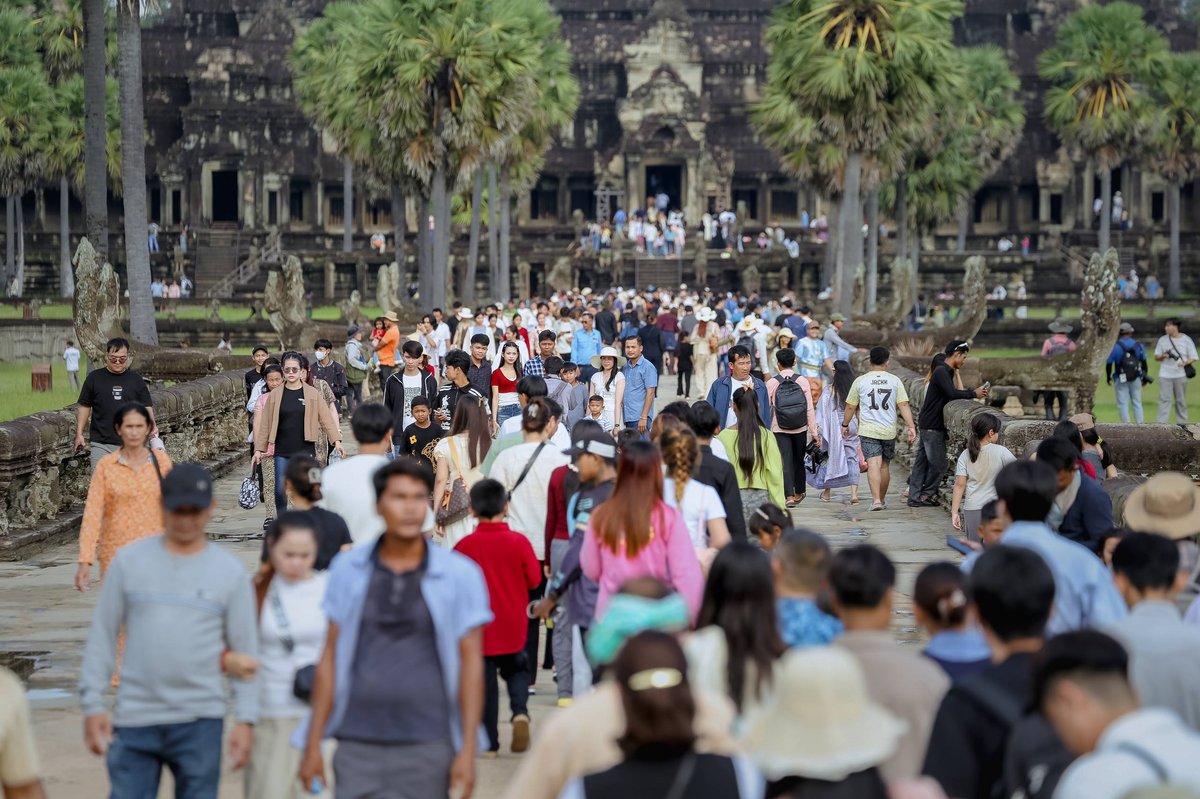 亡人节首日暹粒吴哥窟迎来大量国内外游客