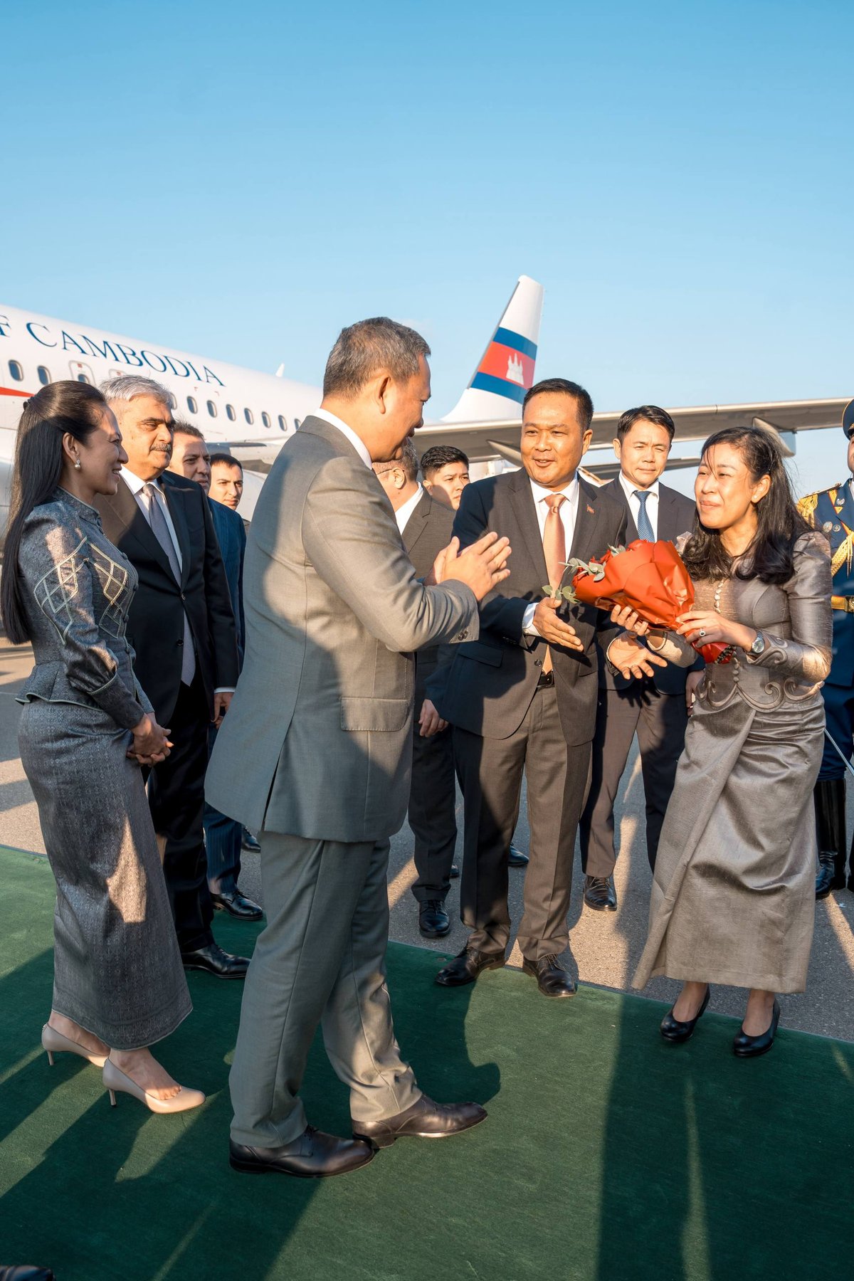 洪玛奈总理抵达阿塞拜疆 获阿国副总理接机