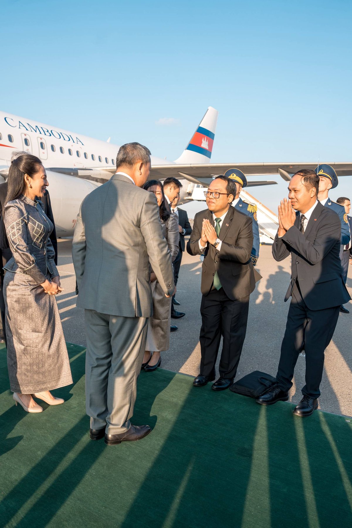 洪玛奈总理抵达阿塞拜疆 获阿国副总理接机