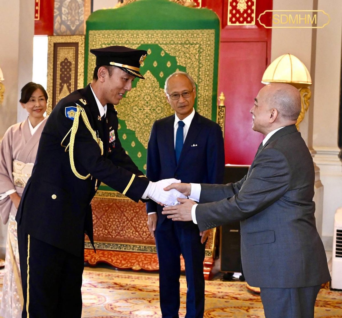 西哈莫尼国王接受日本新任大使递交国书