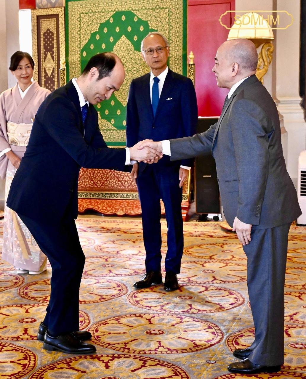 西哈莫尼国王接受日本新任大使递交国书