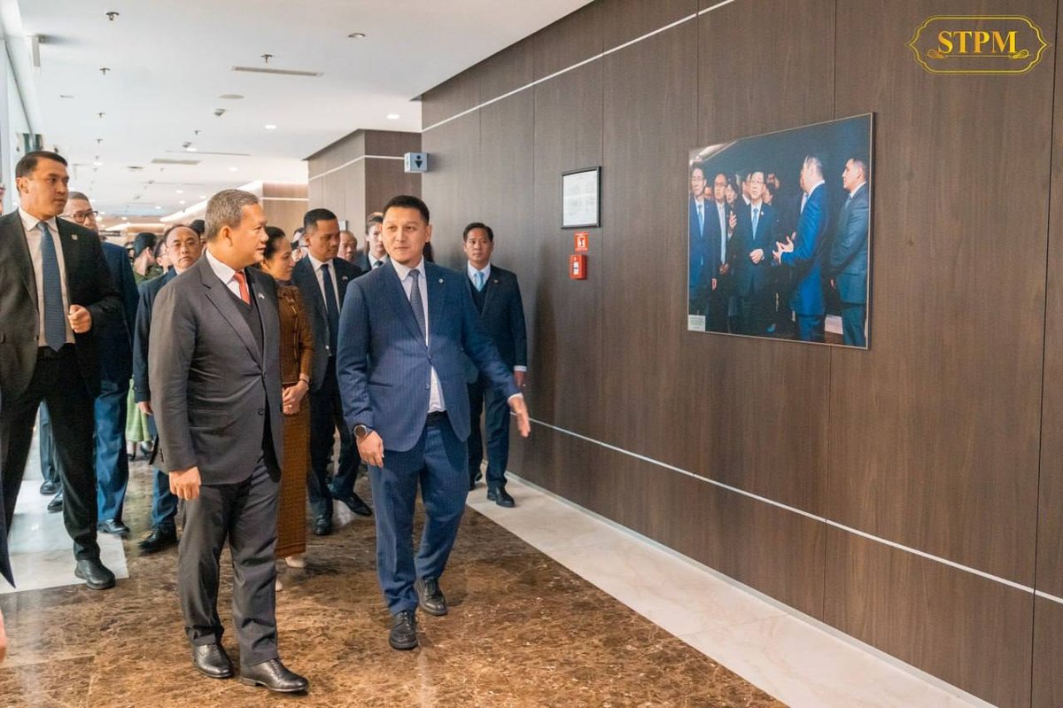 洪玛奈总理参观阿斯塔纳国际金融中心 考察金融经验