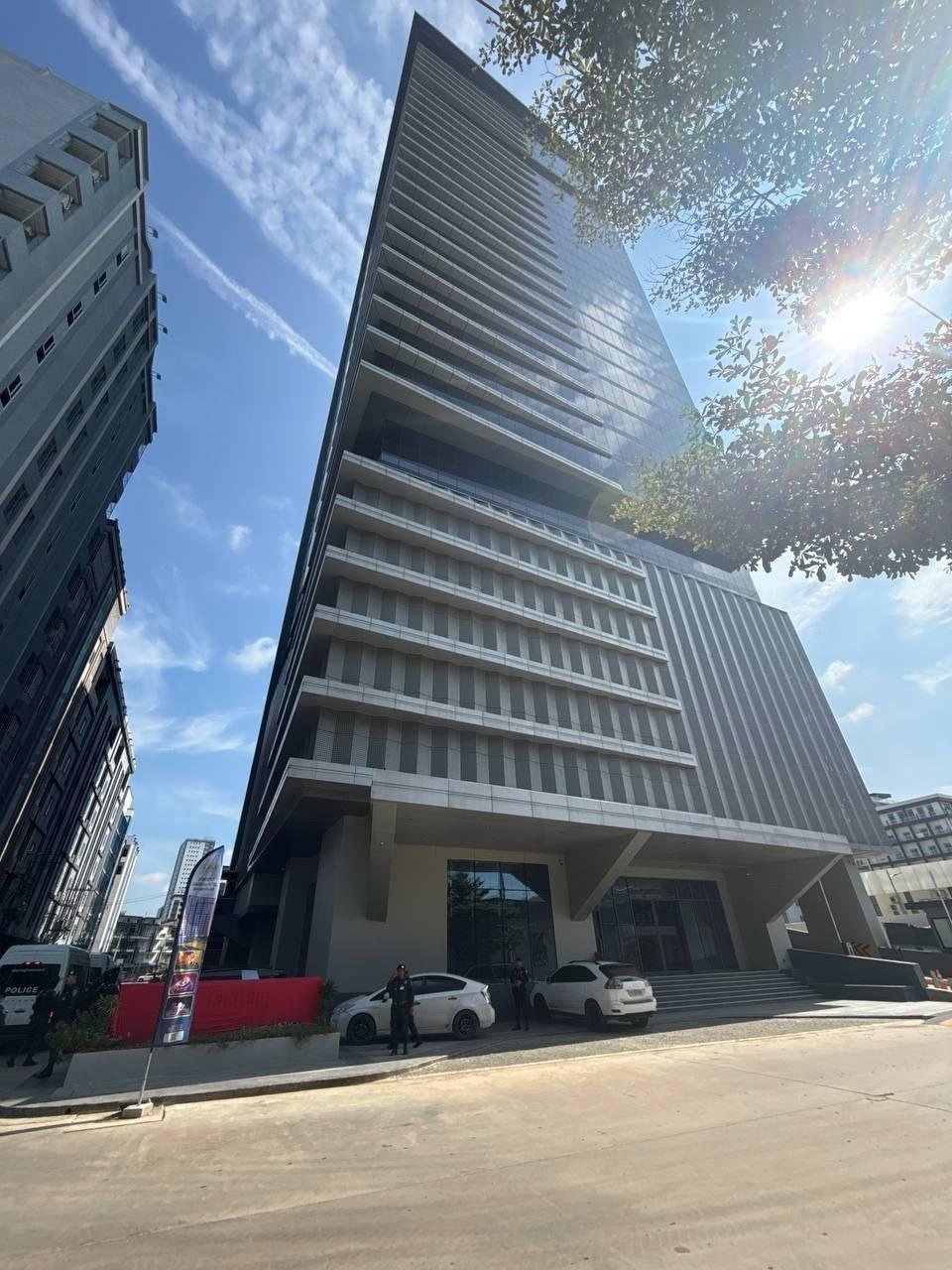 柬埔寨警方在波贝突袭一栋30层大楼,抓获587名电诈嫌疑人,