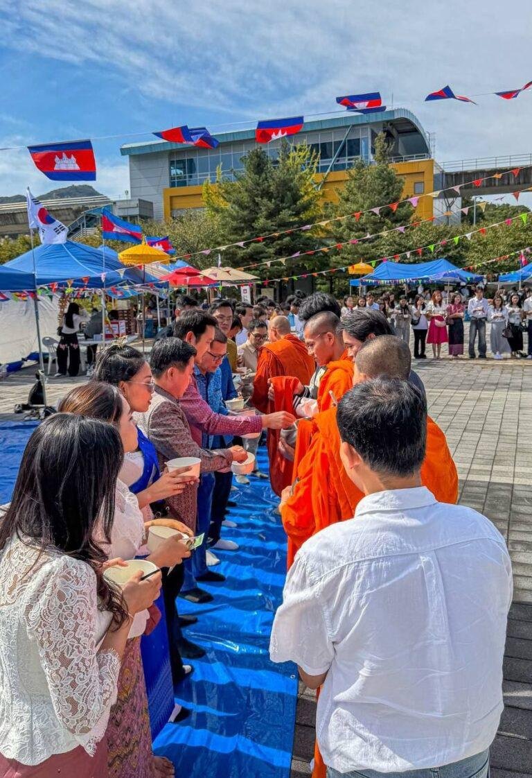 10月3日,超过1500名在韩柬埔寨侨民在议政府市举行亡人节