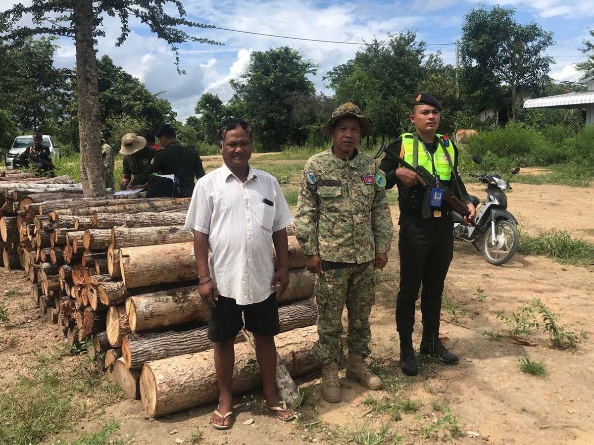 经济警察在奥拉县拦截一辆非法运输木材的车辆，该车此前已通过多