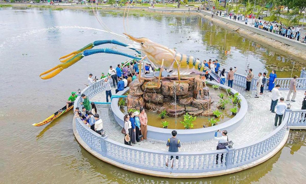 柬埔寨茶胶省新建的巨型淡水大头虾雕像已于10月30日正式启用