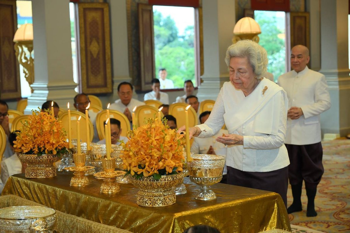 西哈莫尼国王与太后主持亡人节王宫祭祀