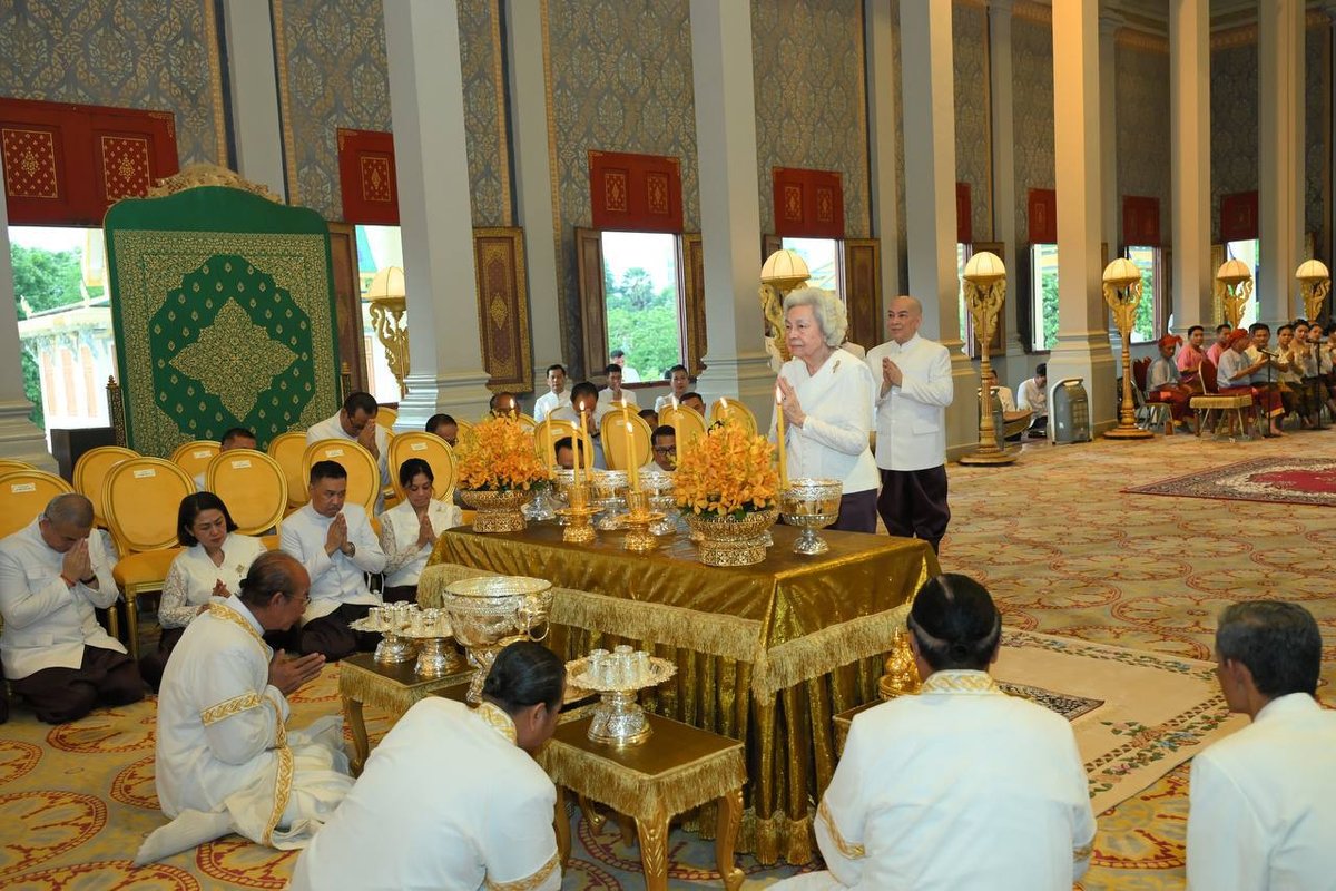 西哈莫尼国王与太后主持亡人节王宫祭祀