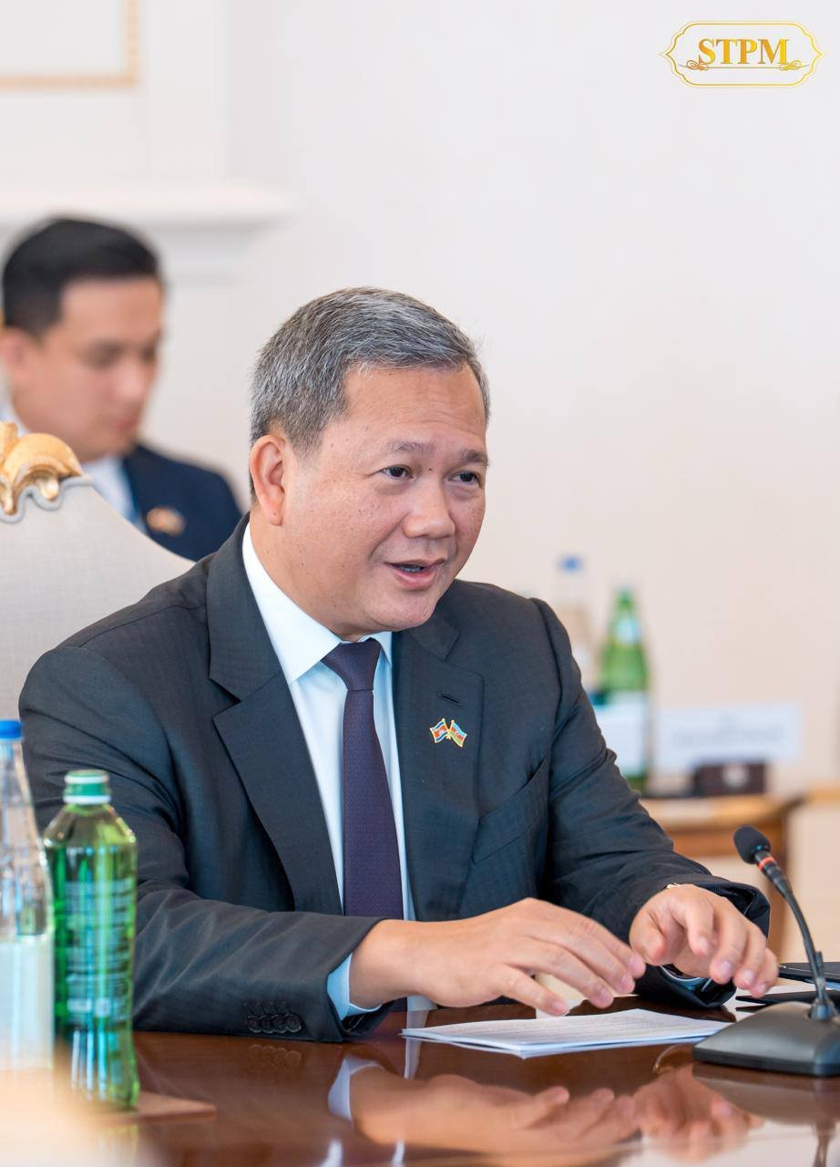 柬埔寨总理洪玛奈于10月12日与阿塞拜疆总统伊利哈姆·阿利耶