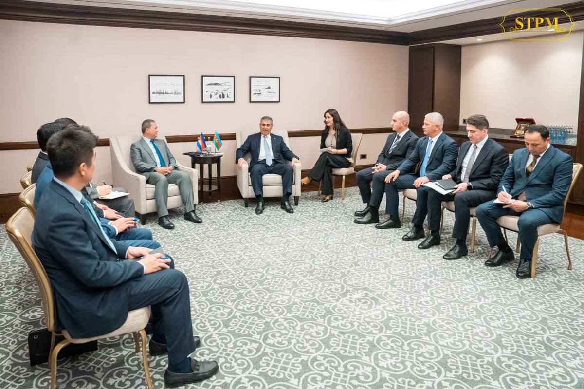 柬埔寨首相洪玛奈于10月13日会见阿塞拜疆国防部长扎基尔·哈