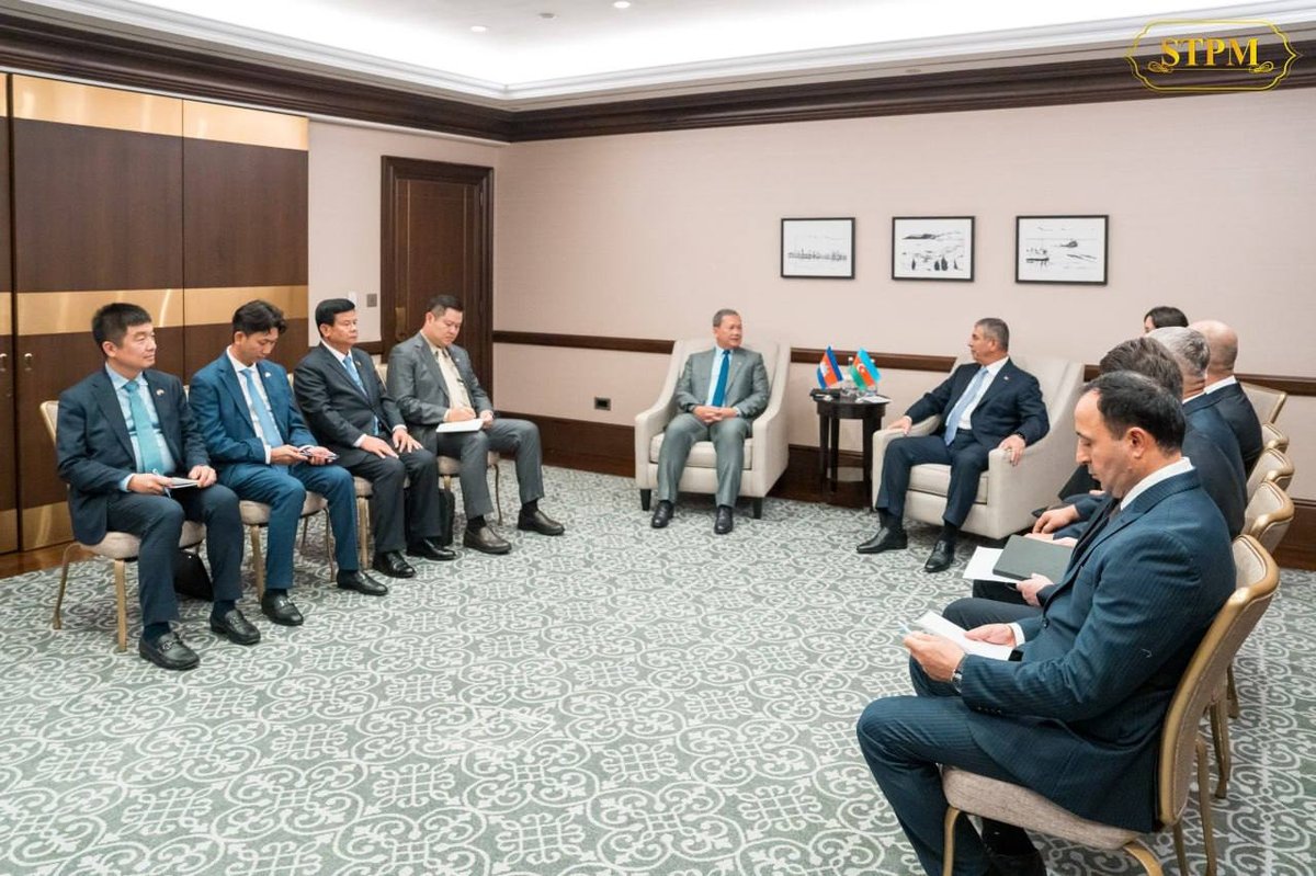 柬埔寨首相洪玛奈于10月13日会见阿塞拜疆国防部长扎基尔·哈