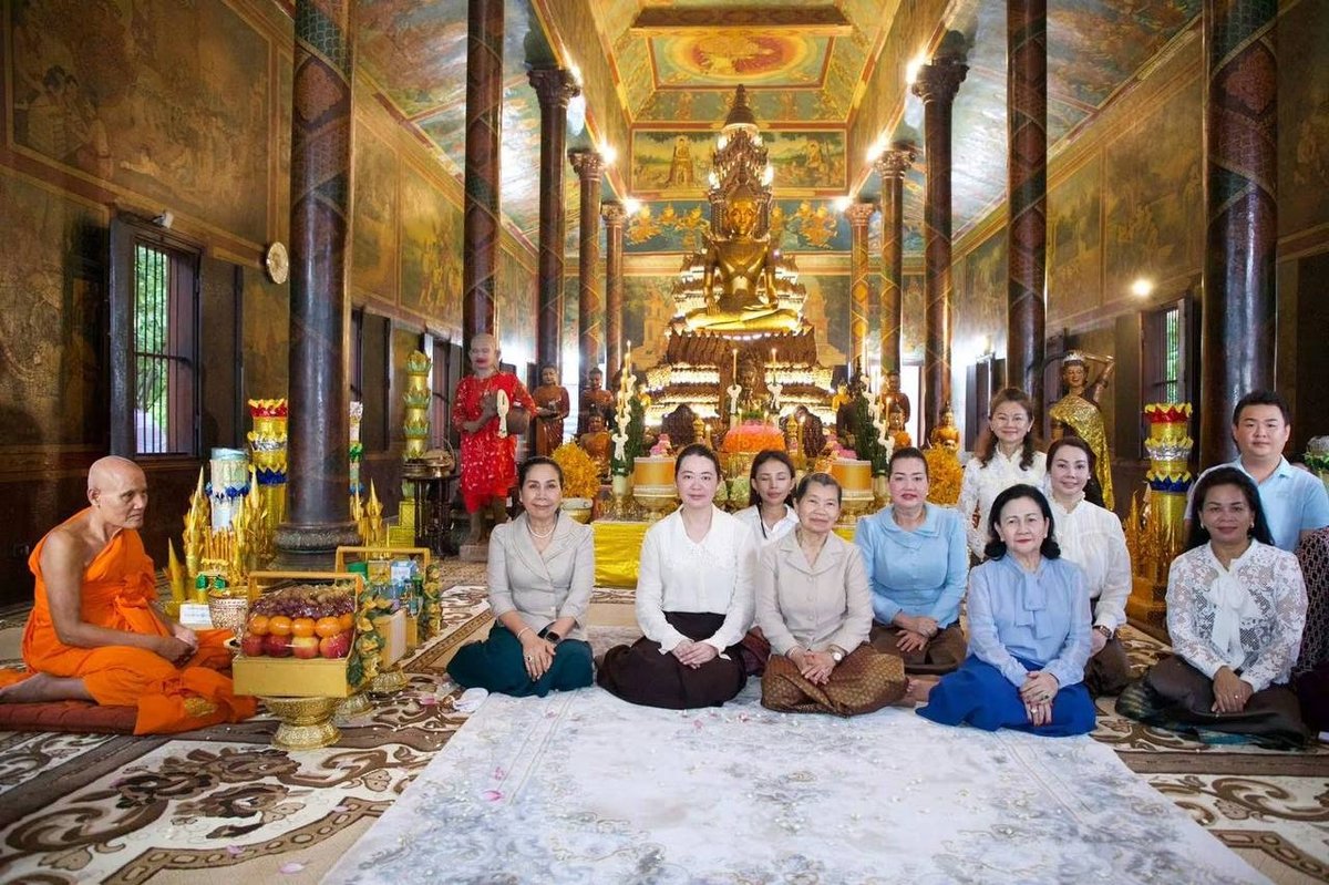 10月25日,柬埔寨高僧在塔山寺主持祈福仪式,祈求国家和平与
