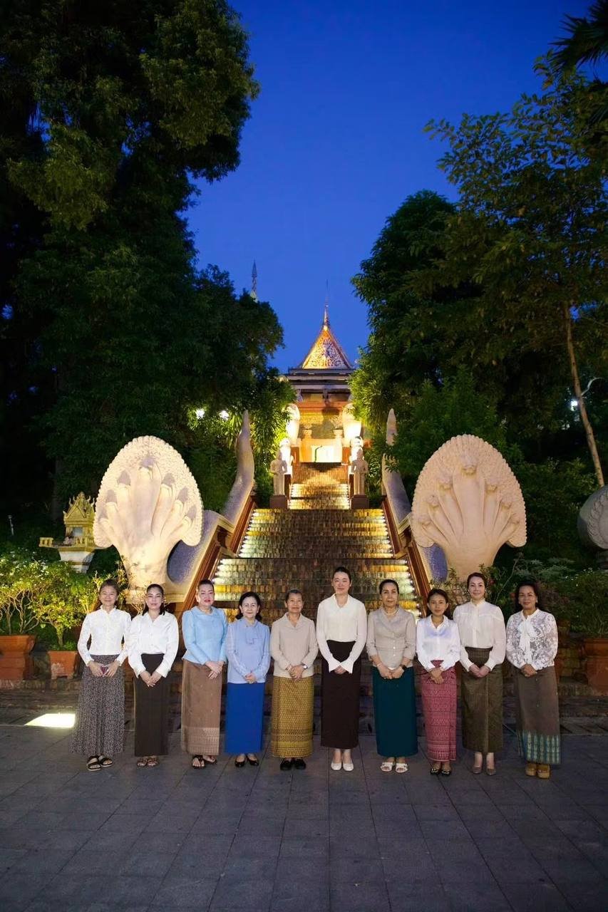 10月25日,柬埔寨高僧在塔山寺主持祈福仪式,祈求国家和平与