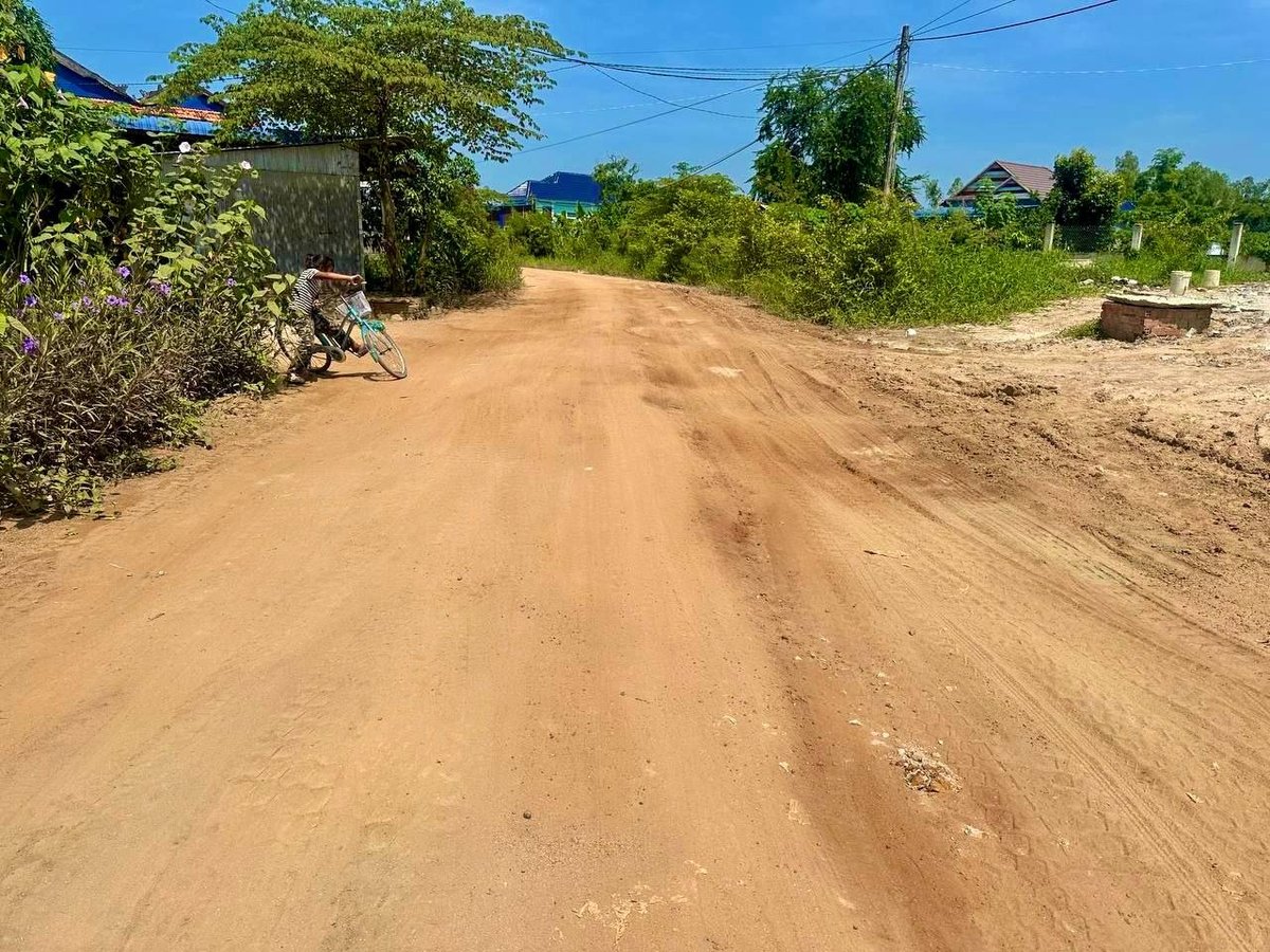 邮电部部长视察茶胶省三隆东县受损及积水道路,计划对全长600