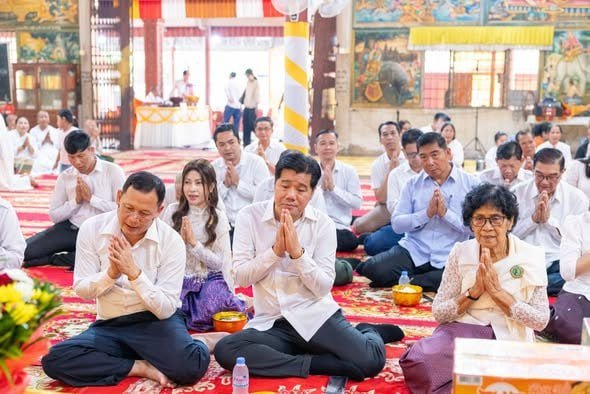暹粒省政府在菩提旺寺举办第三轮亡人节祭祀活动
