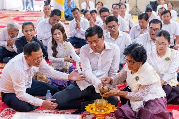 暹粒省政府在菩提旺寺举办第三轮亡人节祭祀活动