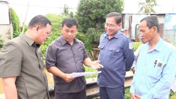 暹粒省政府清理排水系统 缓解6号公路积水