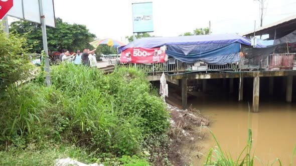 暹粒省政府清理排水系统 缓解6号公路积水
