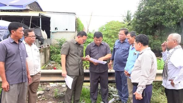 暹粒省政府清理排水系统 缓解6号公路积水